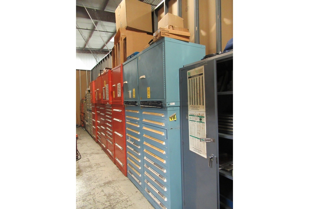 Large Quantity Vidamar Lista Lyon Industrial Cabinets